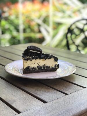 Oreo Parçacıklı Cheesecake - Dilim